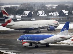 Dos aviones esperan su turno para despegar en la pista del aeropuerto de Heathrow. EFE  /