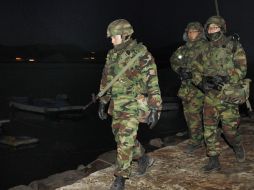Infantes de Marina surcoreanos patrullan en la madrugada. EFE  /