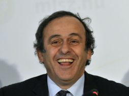Michel Platini va por otros cuatro años al frente de la UEFA. AP  /