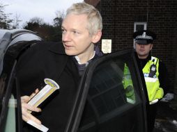Julian Assange se mete en  su coche delante de la estación  de policía Beccles en Suffolk, Inglaterra. REUTERS  /