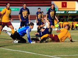 El arquero Palacios evita la caída del marco puma, al rechazar un balón en una aproximación de Tecos. EL INFORMADOR  /