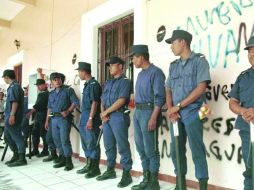 Ante negativa de liberar a los funcionarios, la policía intervino en el rescate. ARCHIVO  /