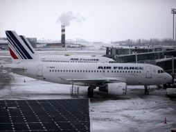Ayer, en el aeropuerto Charles de Gaulle, Francia, varios vuelos fueron cancelados por el mal tiempo. EFE  /