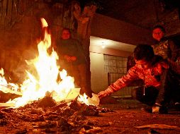 A pesar de los operativos de autoridades, las fogatas continúan como una tradición en la ciudad. E. BARRERA  /