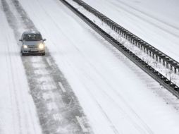 Una inusual nevada navideña desató decenas de accidentes automovilísticos. EFE  /