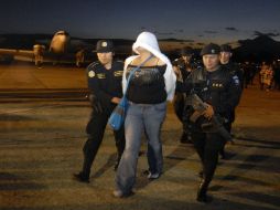 Policías escoltan a uno de los nueve presuntos miembros de Los Zetas, detenidos el 22 de diciembre en Alta Verapaz, Guatemala. AFP  /
