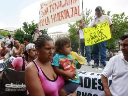 Los oobladores se oponen al cierre de la carretera y de playa de Tenacatita. ARCHIVO  /