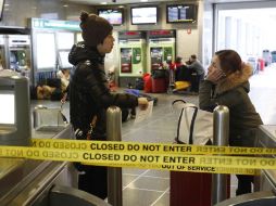 Una pareja espera reagendar su vuelo en el aeropuerto JFK de Nueva York. REUTERS  /