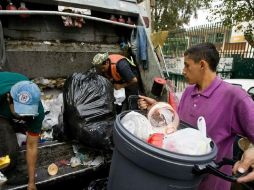 Los principales desechos durante la época navideña son alimentos, cajas de cartón, envolturas de regalos y pilas. A. CAMACHO  /