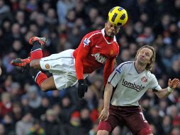 Patrice Evra, del Manchester United, disputa el balón con Boudewijn Zenden, del Sunderland. AFP  /