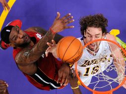 Lebron James, de Miami Heat, y Pau Gasol, de los Lakers, se disputan un balón. AP  /