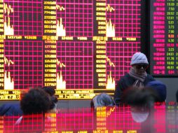 Tableros de una casa de cambio en Shangai, muestran los índices de la jornada. EFE  /