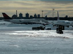 Las pistas del aeropuerto internacional JFK están cubiertas por la nieve. AFP  /