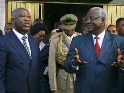 El presidente de Sierra Leona, Ernest Bai Koroma habla con el presidente Laurent Gbagbo, en el palacio presidencial en Abidjan. APA  /