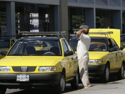 Durante el operativo se revisan las condiciones mecánicas del vehículo, el funcionamiento del taxímetro y los hologramas. A. GARCÍA  /