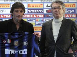 El nuevo entrenador del Inter de Milán, el brasileño Leonardo (i), posa junto al presidente del equipo, Massimo Moratti. EFE  /