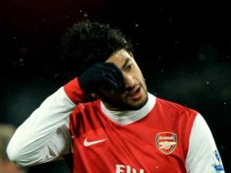 Los Gunners le buscan acomodo al mexicano, ya que no entra en los planes del club. MEXSPORT  /