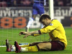 El jugador del Arsenal, Nicklas Bendtner se lamenta tras desperdiciar una opción de gol. EFE  /