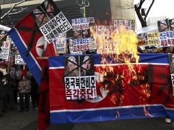 Activistas surcoreanos protestan por el ataque lanzado en 2003 por Corea del Norte con fuego de artillería a la isla Yeongpyeong. EFE  /