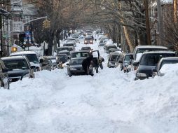 La nieve sepulta los automóviles impidiendo a los ciudadanos desplazarse a sus trabajos. AP  /