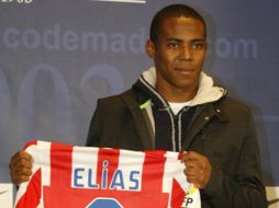 Elías Mendes posa con su playera del Atlético de Madrid en su presentación. EFE  /