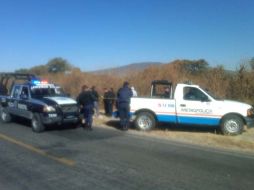 Policía de Tlajomulco resguardo la zona donde se encontraba el cuerpo. O. RUVALCABA  /