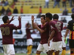Israel López (centro der.) es felicitado por sus compañeros, luego de anotar el solitario gol. MEXSPORT  /