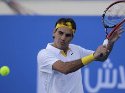 El tenista suizo Roger Federer espera rival para la final del torneo de exhibición en Abu Dhabi. AP  /