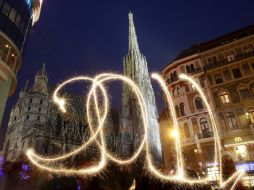 Un joven escribe en el aire 2011 con una bengala en la plaza de San Esteban en Viena. EFE  /