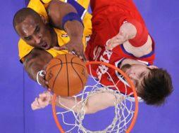 Kobe Bryant anotó la canasta que rompió el empate ante los Sixers de Filadelfia. AP  /