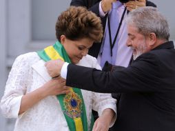 Dilma Rousseff recibe la banda presidencial de manos del presidente saliente, Luiz Inacio Lula da Silva. AFP  /