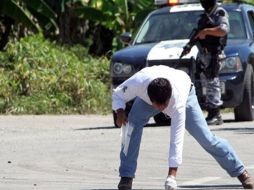 El automóvil del diplomático fue agredido en la autopista cuando se dirigía a visitar a familiares en un poblado cercano. ARCHIVO  /