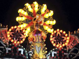 Una chica baila en la carroza Espina de Oro que participa, en la fiesta conocida como 'las Charangas de Bejucal'. EFE  /