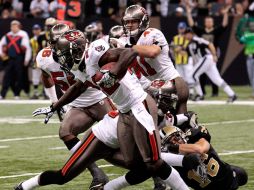 Larry Asante, de Tampa, intercepta un pase del mariscal de Nueva Orléans, Drew Brees, en la victoria de Bucaneros. AP  /
