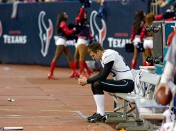 El pateador de Jacksonville, Josh Scobee, lamenta la derrota de su equipo que significó quedarse fuera de la postemporada. REUTERS  /