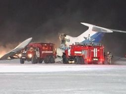 El Tu-154 con 116 pasajeros a bordo explotó después de aterrizar de emergencia en el aeropuerto siberiano de Surgut, ayer. REUTERS  /