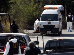 Peritos recolectan evidencias tras encontrar el cuerpo de un hombre asesinado, en Monterrey. NTX  /