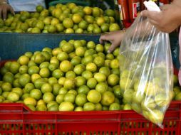 El kilogramo de limón se vende hasta en 50 pesos en supermercados. ARCHIVO  /