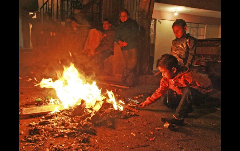 La quema de fogatas y pirotécnia es el principal factor que disparó la cifra de niños quemados. ARCHIVO  /