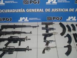 Las autoridades decomisaron las armas de fuego que se encontraban la vivienda al igual que las placas de circulación. ESPECIAL  /