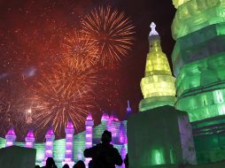 Los fuegos artificiales explotan sobre esculturas de hielo en el 12 º de hielo de Harbin. REUTERS  /