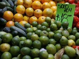 El limón con semilla fluctúa entre los 25 pesos. ARCHIVO  /