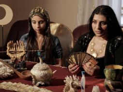 La bruja Mihaela Minca y su hija Cassandra, quien aprende de su madre las artes mágicas. AP  /