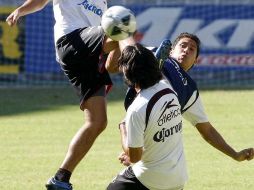 Jugadores del Atlas disputan un balón durante la práctica de ayer en el Jalisco. E. PACHECO  /