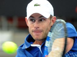 Andy Roddick responde una bola del ucraniano Alexandr Dolgopolov en un partido del torneo de Brisbane. EFE  /