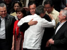 El aspirante a la presidencia del PRI, Humberto Moreira, felicita al nuevo dirigente de la CNC, Gerardo Sánchez. EL UNIVERSAL  /