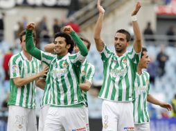 Los jugadores del Betis festejan su victoria al término del partido. EFE  /