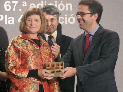 Giménez Bartlett recibe de manos del también escritor Emili Rosales, el Premio Nadal por su novela 'Donde nadie te encuentre'. EFE  /