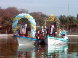 Las imágenes de los Santos Reyes son paseados en lancha por la laguna de Cajititlán. I DE LOZA  /