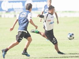 Édgar Pacheco (der.) será titular esta noche ante Monarcas.  /